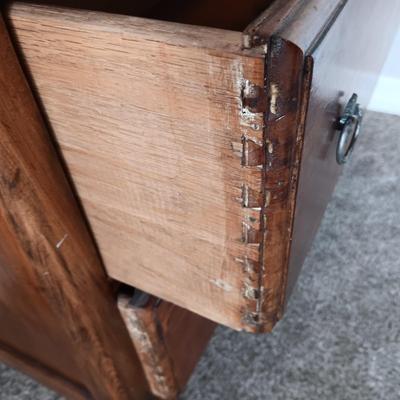 ANTIQUE CHEST OF DRAWERS AND A WALL MIRROR