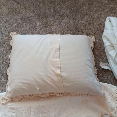 TWIN SIZE BEDSPREAD, 2 MATTRESS COVERS, KNIT THROW AND A PILLOW