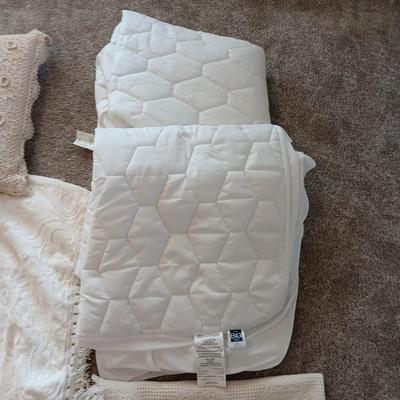 TWIN SIZE BEDSPREAD, 2 MATTRESS COVERS, KNIT THROW AND A PILLOW