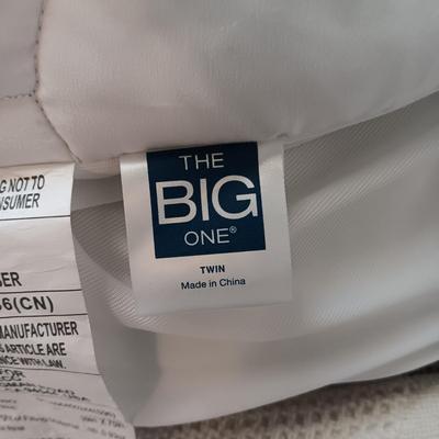 TWIN SIZE BEDSPREAD, 2 MATTRESS COVERS, KNIT THROW AND A PILLOW