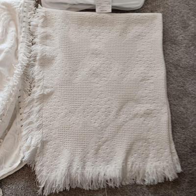 TWIN SIZE BEDSPREAD, 2 MATTRESS COVERS, KNIT THROW AND A PILLOW