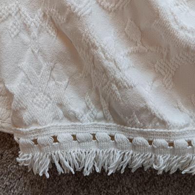 TWIN SIZE BEDSPREAD, 2 MATTRESS COVERS, KNIT THROW AND A PILLOW