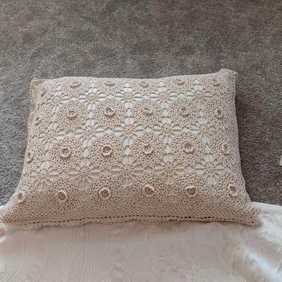 TWIN SIZE BEDSPREAD, 2 MATTRESS COVERS, KNIT THROW AND A PILLOW