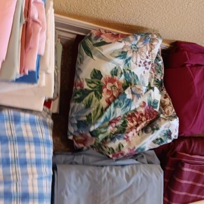 TWIN SIZE SHEET SETS, PILLOWCASES AND SINGLE SHEETS