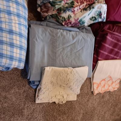 TWIN SIZE SHEET SETS, PILLOWCASES AND SINGLE SHEETS