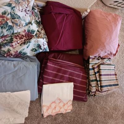 TWIN SIZE SHEET SETS, PILLOWCASES AND SINGLE SHEETS