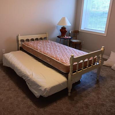 TWIN SIZE TRUNDLE BED PLUS BEDDING