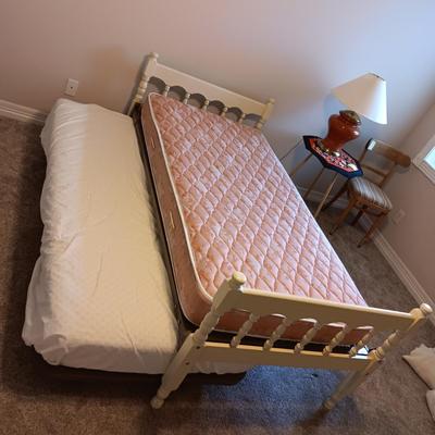 TWIN SIZE TRUNDLE BED PLUS BEDDING