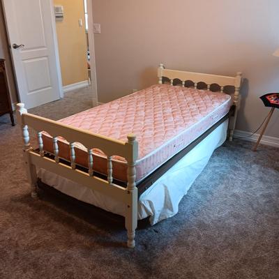 TWIN SIZE TRUNDLE BED PLUS BEDDING