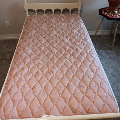 TWIN SIZE TRUNDLE BED PLUS BEDDING