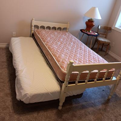TWIN SIZE TRUNDLE BED PLUS BEDDING