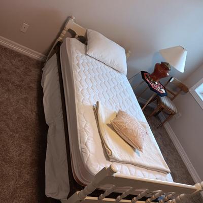 TWIN SIZE TRUNDLE BED PLUS BEDDING