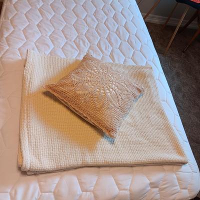TWIN SIZE TRUNDLE BED PLUS BEDDING