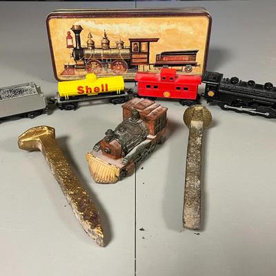 Shell Train (4-Piece) w/ Railroad Ties Lot