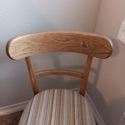 MID-CENTURY CHAIR, BURNT ORANGE LAMP, ROUND TABLE W/QUILTED PIECE