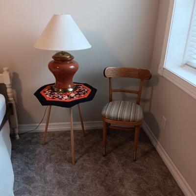 MID-CENTURY CHAIR, BURNT ORANGE LAMP, ROUND TABLE W/QUILTED PIECE