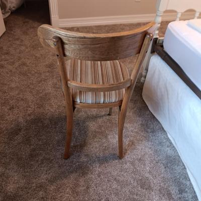 MID-CENTURY CHAIR, BURNT ORANGE LAMP, ROUND TABLE W/QUILTED PIECE