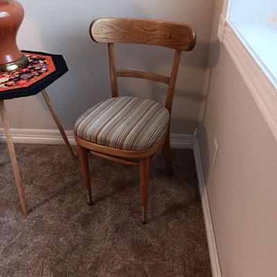 MID-CENTURY CHAIR, BURNT ORANGE LAMP, ROUND TABLE W/QUILTED PIECE