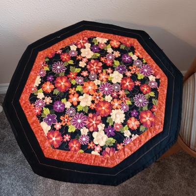 MID-CENTURY CHAIR, BURNT ORANGE LAMP, ROUND TABLE W/QUILTED PIECE