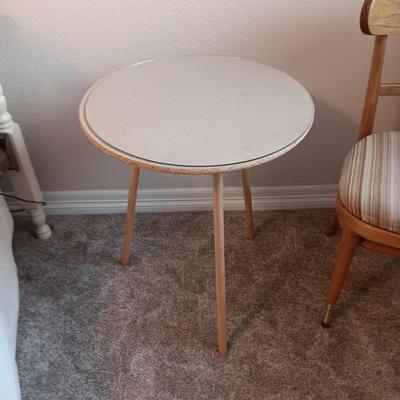 MID-CENTURY CHAIR, BURNT ORANGE LAMP, ROUND TABLE W/QUILTED PIECE