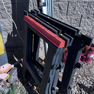 DeWalt Chop Saw Stand with 3 Saw Horses 