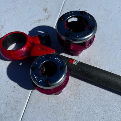Ridgid Pipe Threading Handle and (2) Heads