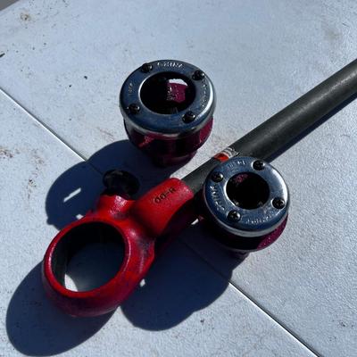 Ridgid Pipe Threading Handle and (2) Heads