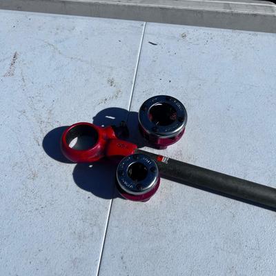 Ridgid Pipe Threading Handle and (2) Heads