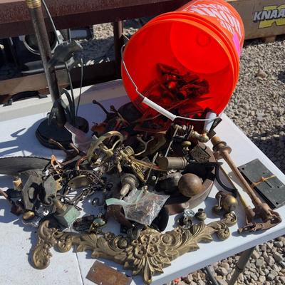 Metal Do Das, Mostly Brass items