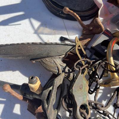 Metal Do Das, Mostly Brass items