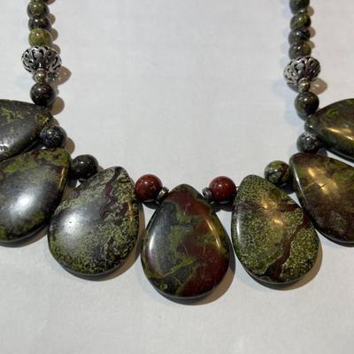 Vintage 20" Agate/Greenish Color Stone Fashion Necklace in VG Preowned Condition.