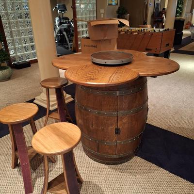 Barrel Table w Storage & 4 Stools