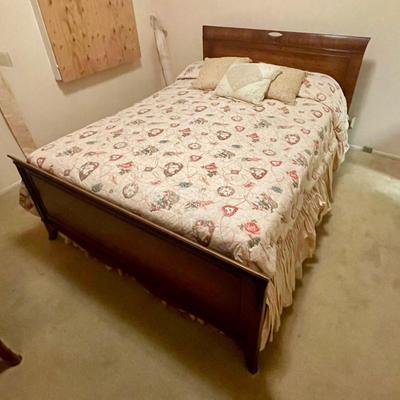 Vintage Wood Full Size Bed, ornate Headboard and Footboard