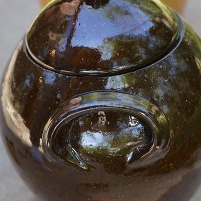 PAIR OF COLLECTIBLE POTS. STAMPED BEN OWENS / ONE STAMPED JUG TOWN AS IS OF NORTH CAROLINA