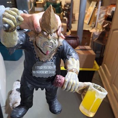 2 Bar figurines halloween themed