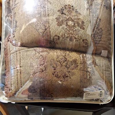 NIB King Bedspread with accent Pillows