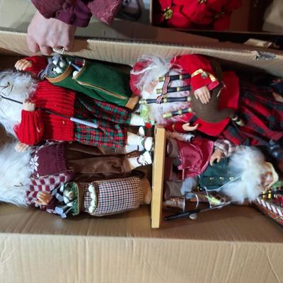 5 Assorted Santas