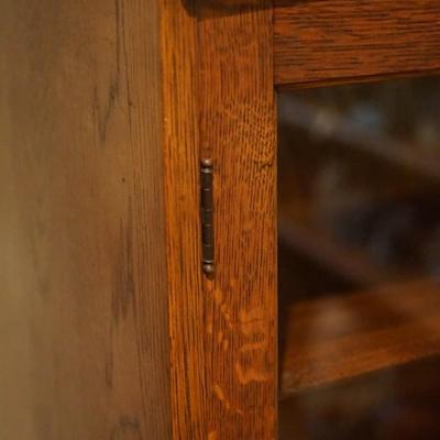 EARLY 1900'S QUARTER SAWN OAK GLASS DOOR BOOKCASE WITH SHELVES