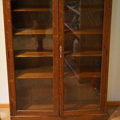 EARLY 1900'S QUARTER SAWN OAK GLASS DOOR BOOKCASE WITH SHELVES