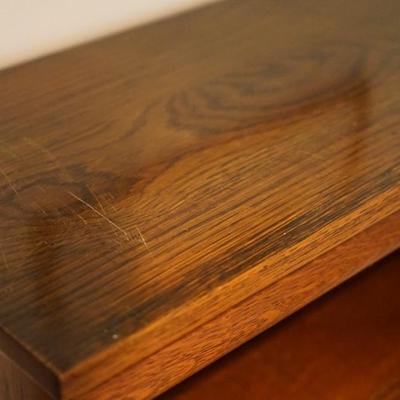 EARLY 1900'S QUARTER SAWN OAK GLASS DOOR BOOKCASE WITH SHELVES