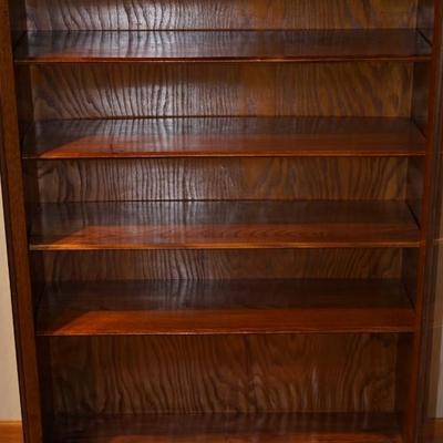EARLY 1900'S QUARTER SAWN OAK GLASS DOOR BOOKCASE WITH SHELVES