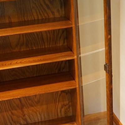 EARLY 1900'S QUARTER SAWN OAK GLASS DOOR BOOKCASE WITH SHELVES