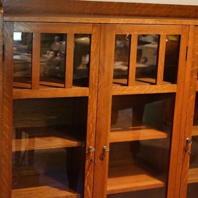 EARLY 1900'S THREE SECTION ARTS AND CRAFTS STYLE BOOKCASE /GALLERY TOP