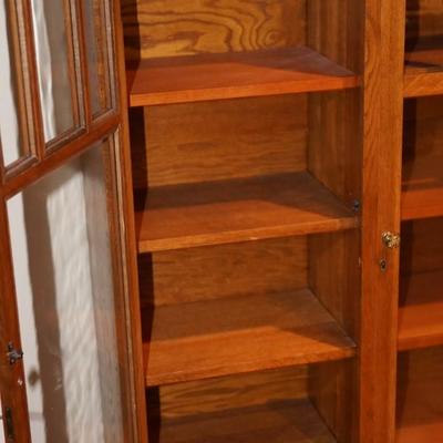 EARLY 1900'S THREE SECTION ARTS AND CRAFTS STYLE BOOKCASE /GALLERY TOP