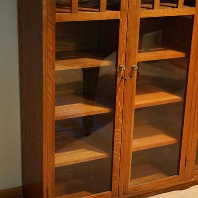 EARLY 1900'S THREE SECTION ARTS AND CRAFTS STYLE BOOKCASE /GALLERY TOP