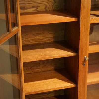 EARLY 1900'S THREE SECTION ARTS AND CRAFTS STYLE BOOKCASE /GALLERY TOP