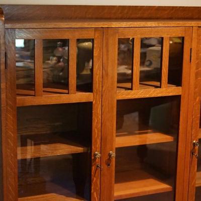 EARLY 1900'S THREE SECTION ARTS AND CRAFTS STYLE BOOKCASE /GALLERY TOP