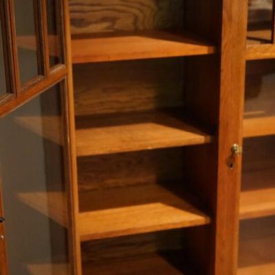 EARLY 1900'S THREE SECTION ARTS AND CRAFTS STYLE BOOKCASE /GALLERY TOP