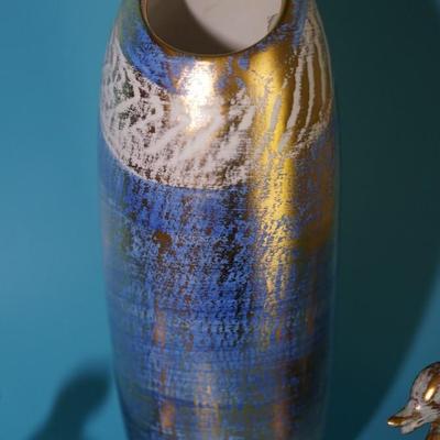 1950's STANGLE BLUE W/ GOLD VASE W/ THREE CERAMIC 3 3/4" DUCKS OF WHITE WITH GOLD.