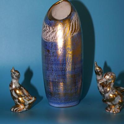 1950's STANGLE BLUE W/ GOLD VASE W/ THREE CERAMIC 3 3/4" DUCKS OF WHITE WITH GOLD.